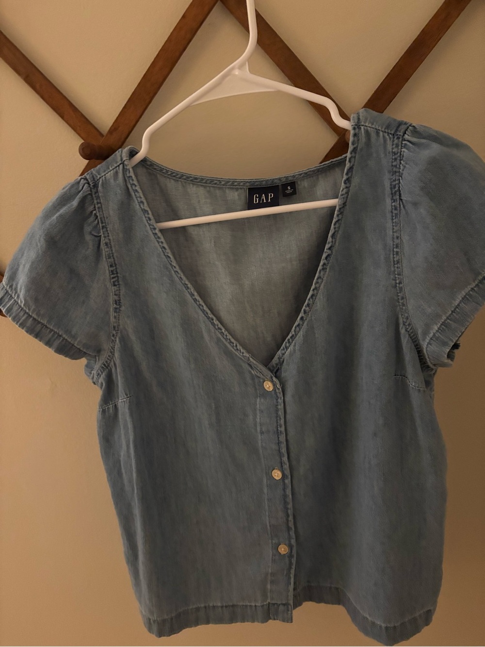 GAP Women's Light Wash jean Button-Front Top